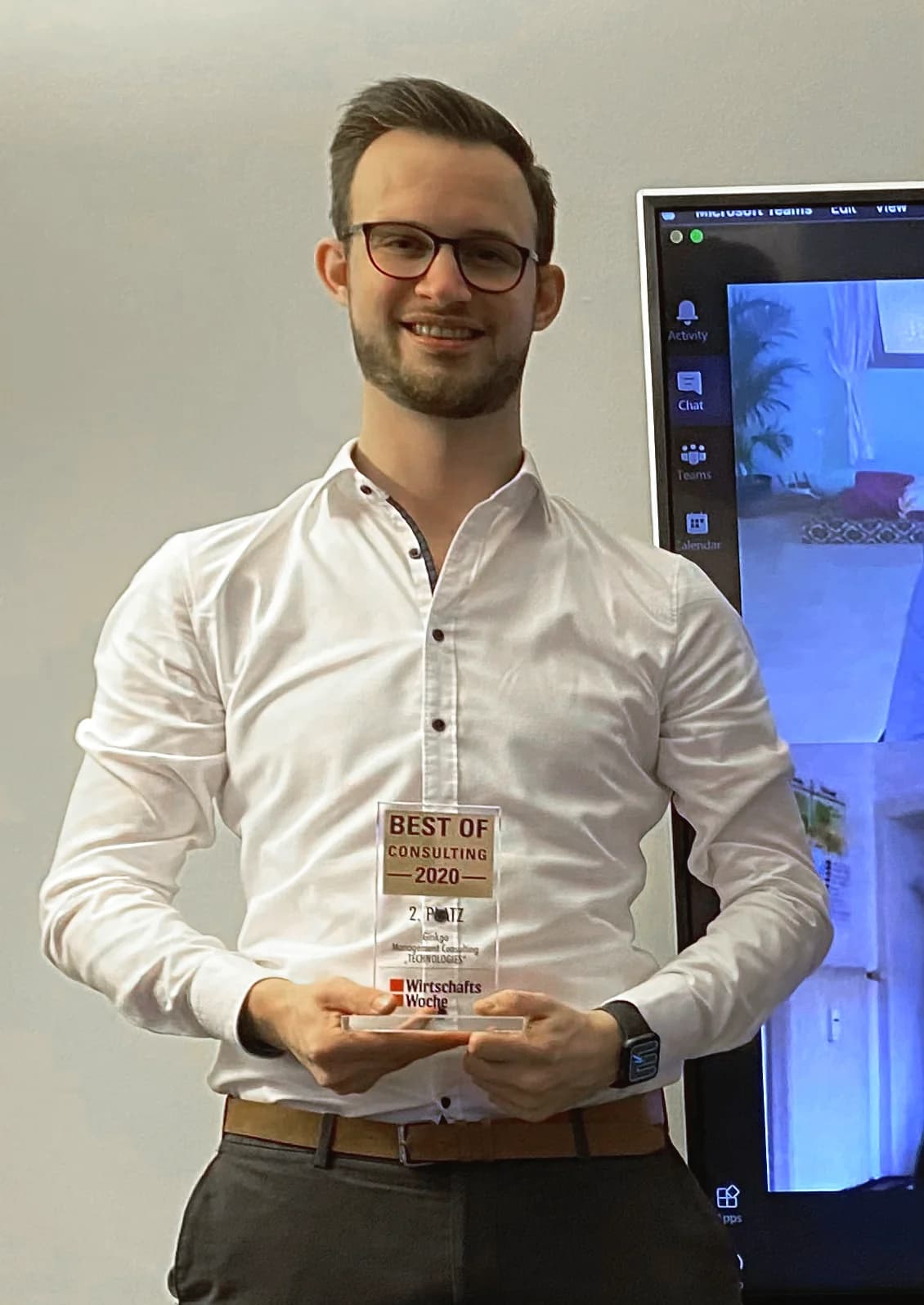Sebastian holding the WirtschaftsWoche Best of Consulting 2020 award